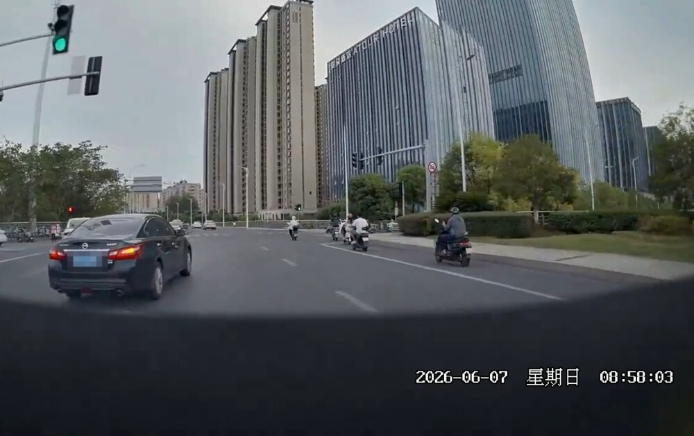 行车记录仪视频画面，右下角叠加时间戳 2026-06-07 星期日 08:58:03